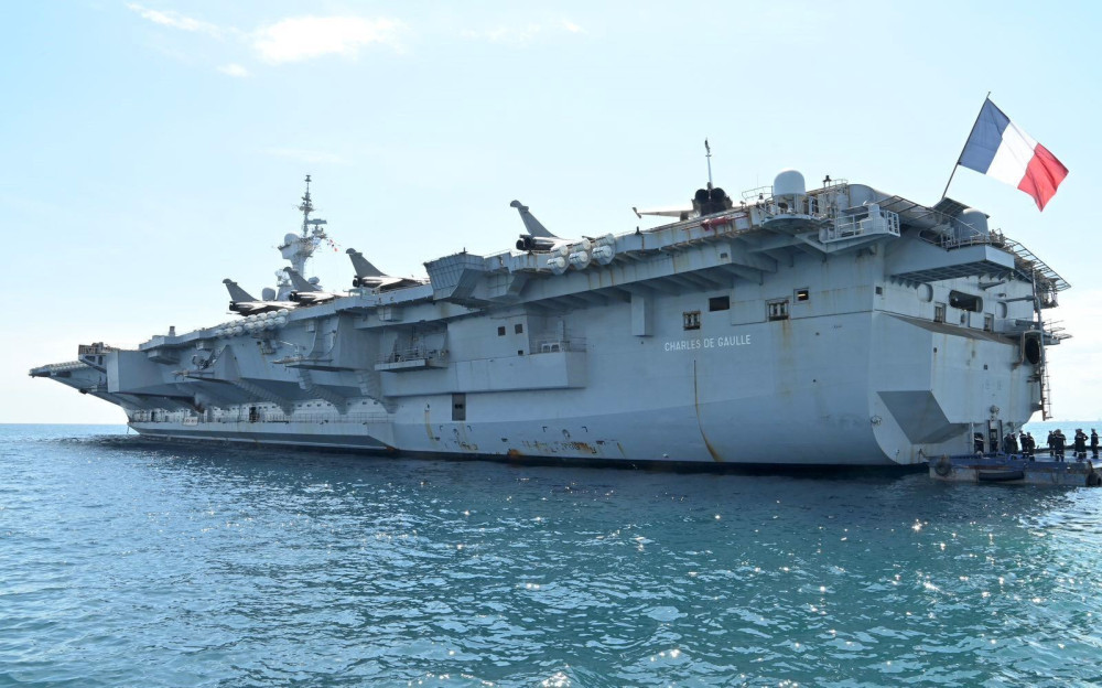 Στον όρμο του Φαλήρου αγκυροβόλησε το αεροπλανοφόρο «Σαρλ ντε Γκολ»
