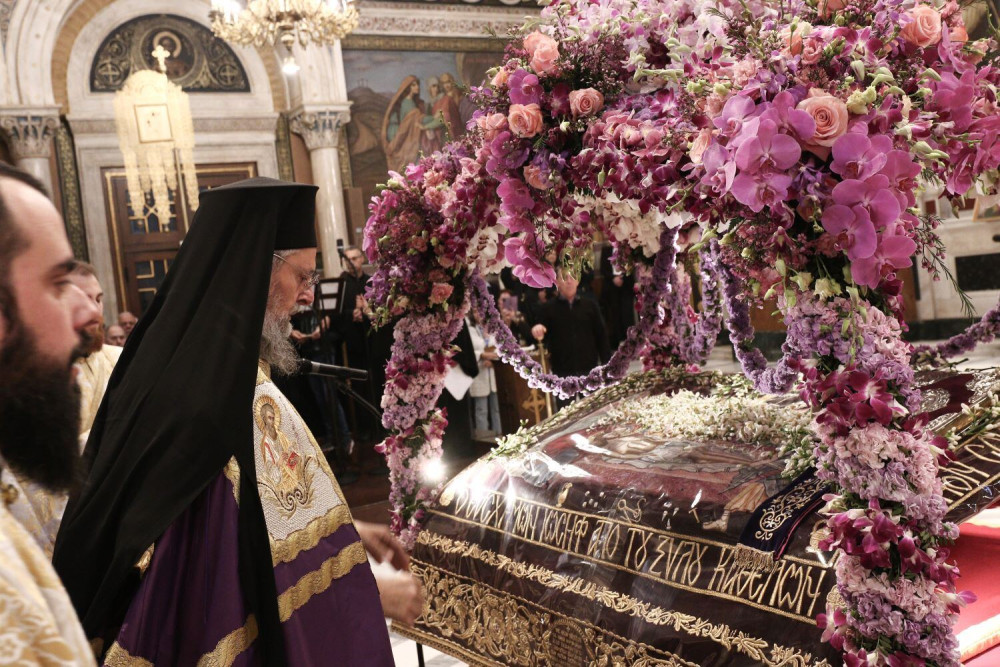 H περιφορά του Επιταφίου στη Μητρόπολη Αθηνών