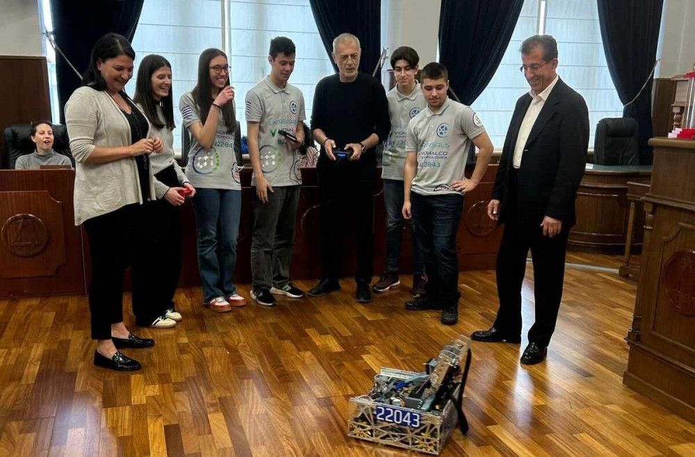 O Γιάννης Μώραλης με τις ομάδες ρομποτικής από το First Tech Challenge 2025 (photo)