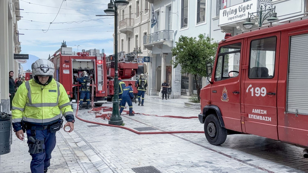 Πάτρα: φωτιά σε κατάστημα στο κέντρο της πόλης - Εκκενώθηκε ξενοδοχείο (video)