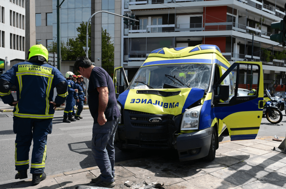 Ασθενοφόρο προσέκρουσε σε κολόνα στο Παγκράτι - Πέντε τραυματίες