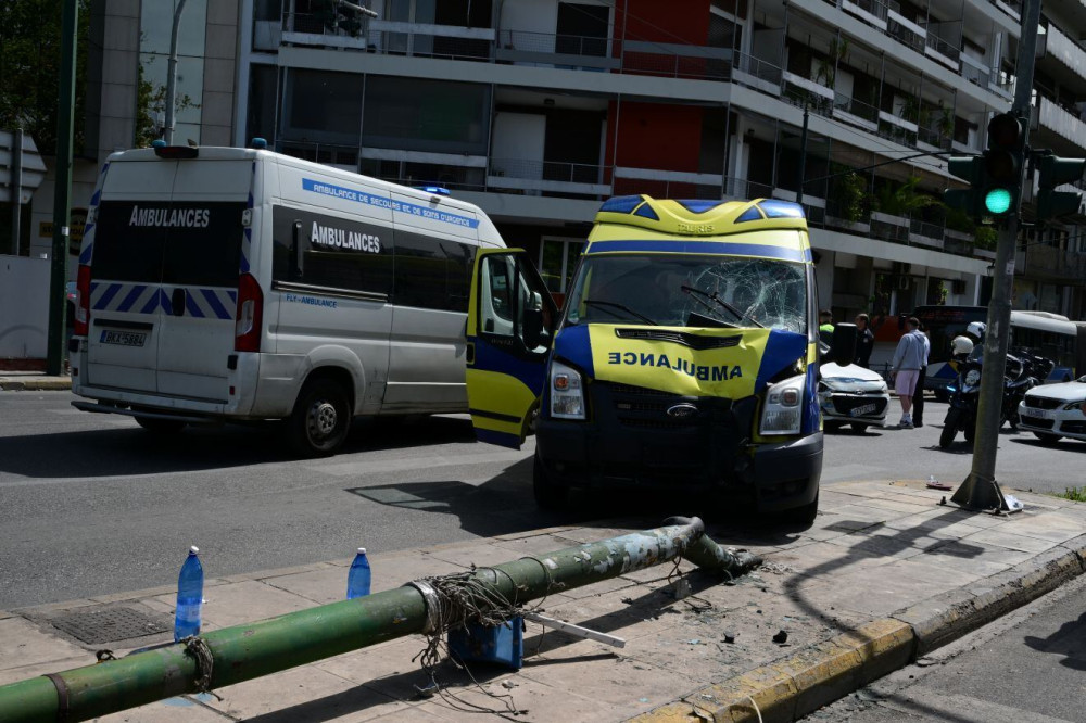 Παγκράτι: πώς συνέβη το τροχαίο με το ασθενοφόρο - Τραυματίες σε σοβαρή κατάσταση