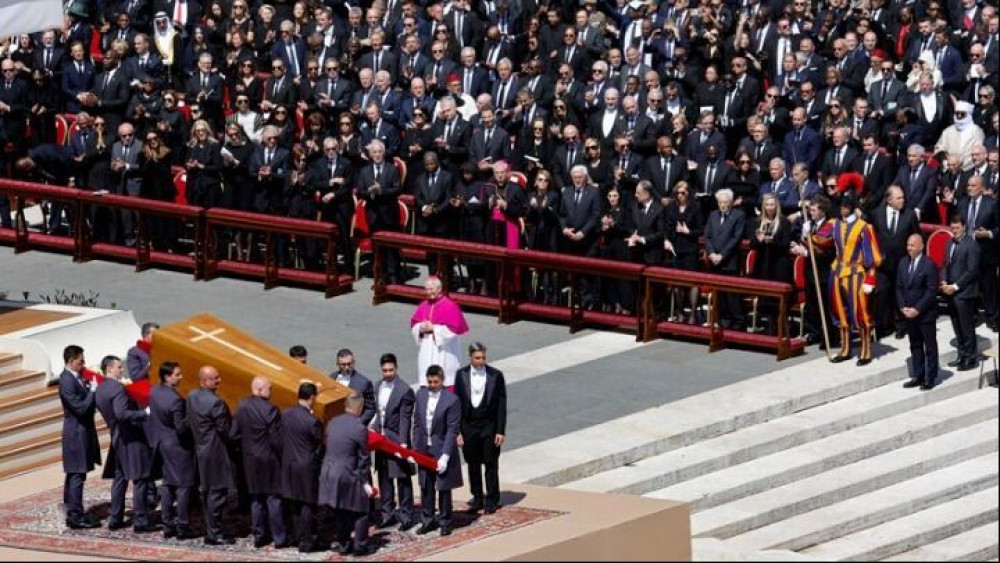 Στην τελευταία του κατοικία ο Πάπας των φτωχών – Πομπή τον συνοδεύει στη Santa Maria Maggiore