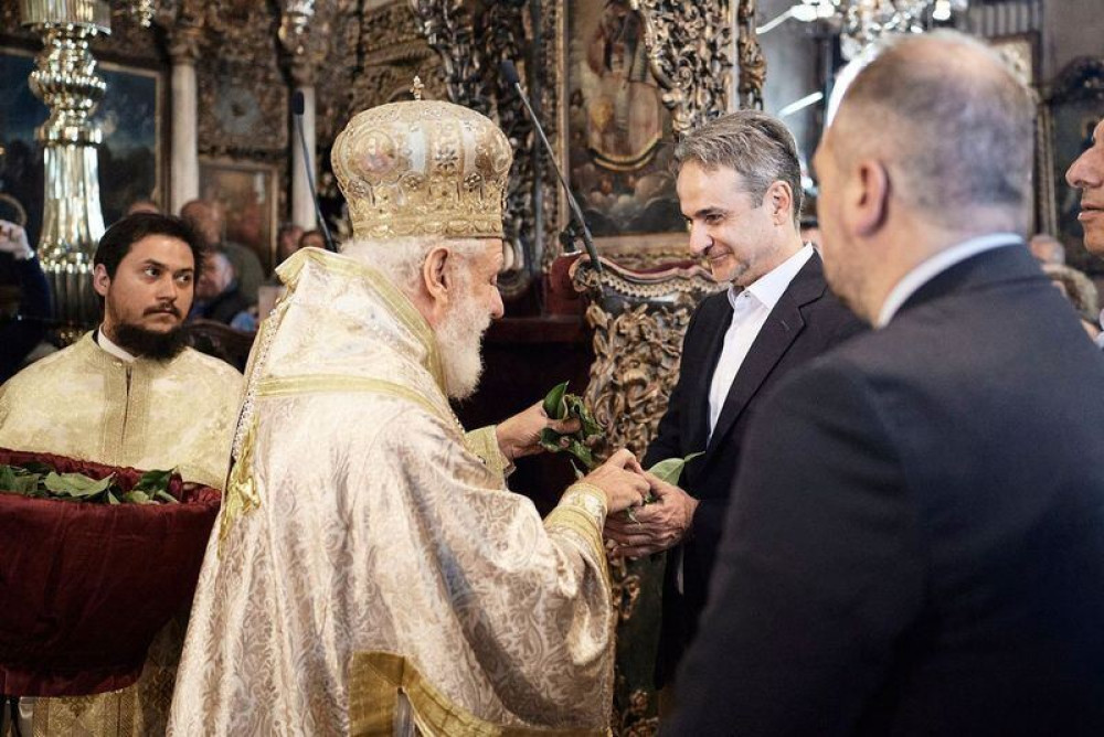Κυριάκος Μητσοτάκης: στην Τήνο για την πρώτη Ανάσταση - Η συνομιλία του με τον Μητροπολίτη Δωρόθεο στην πρώτη Ανάσταση (photos)