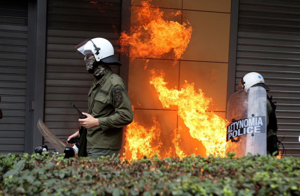 Σοβαρά επεισόδια στο Σύνταγμα – Τραυματίστηκαν αστυνομικοί (vid)