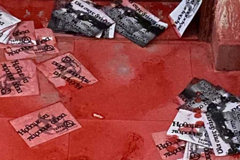 Επίθεση στο πολιτικό γραφείο της Άννας Ευθυμίου – Πέταξαν μπογιές και τρικάκια (pics)