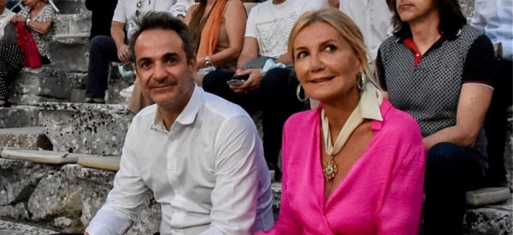Με εμπορική πτήση στην Πάρο ο Μητσοτάκης – Πέτσας: Υποκρισία του ΣΥΡΙΖΑ