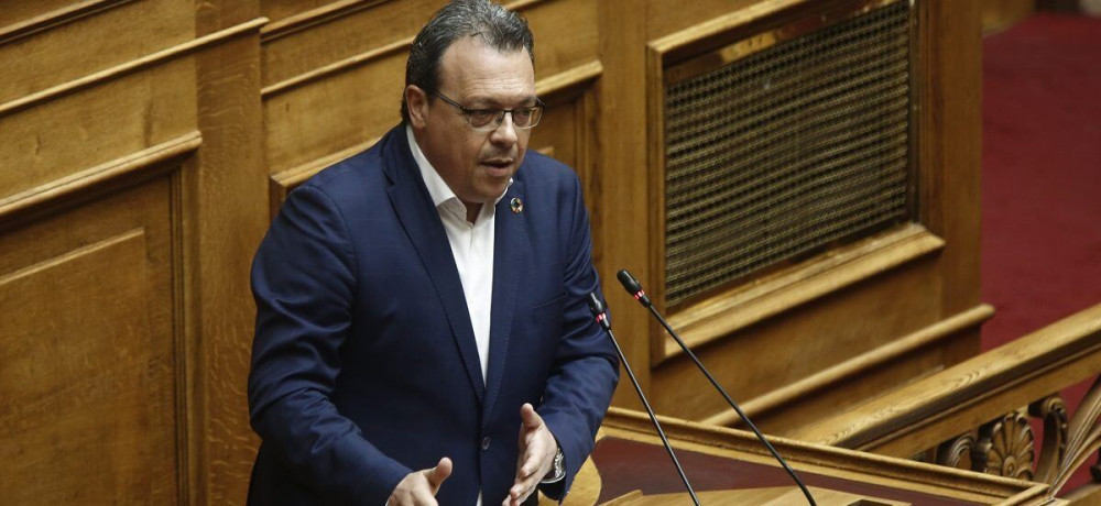 Πήγε για μαλλί και βγήκε κουρεμένος ο Φάμμελος!