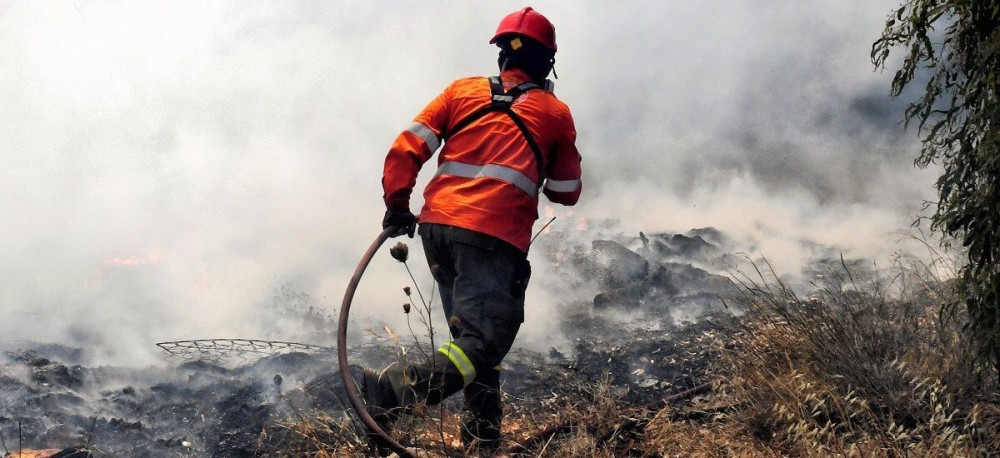 Πυρκαγιά στην περιοχή Βάρης-Κορωπίου – Εκκενώθηκαν τα χωριά SOS και ένα γηροκομείο