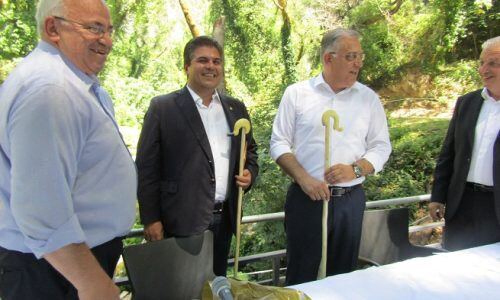 Ο Θεοδωρικάκος με… γκλίτσα  Μετσοβίτικη!