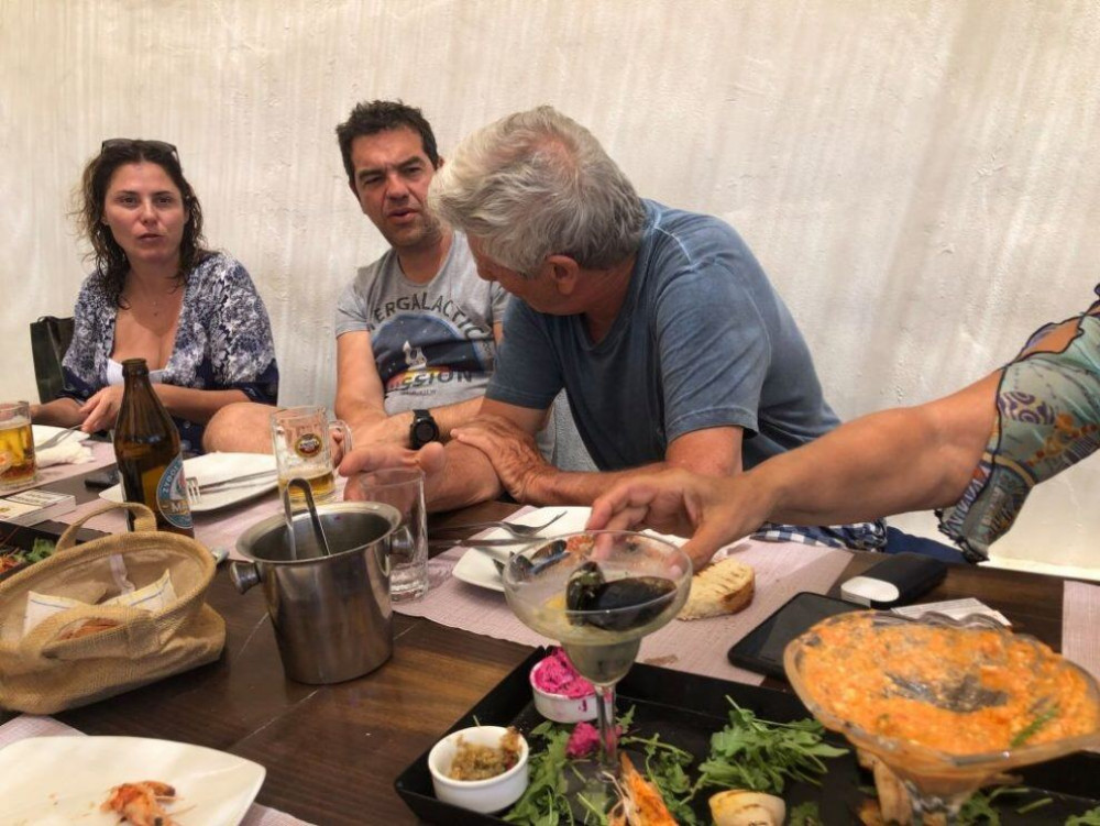 Τσίπρας και Μπέτυ στο Κουφονήσι: Χαλαρές στιγμές με… τσίπουρα και φαγητό