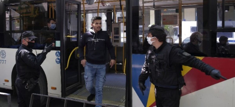 Συνεχίζονται οι έλεγχοι της Τροχαίας σε ΜΜΜ – Πρόστιμα για μάσκες και υπεράριθμους επιβάτες