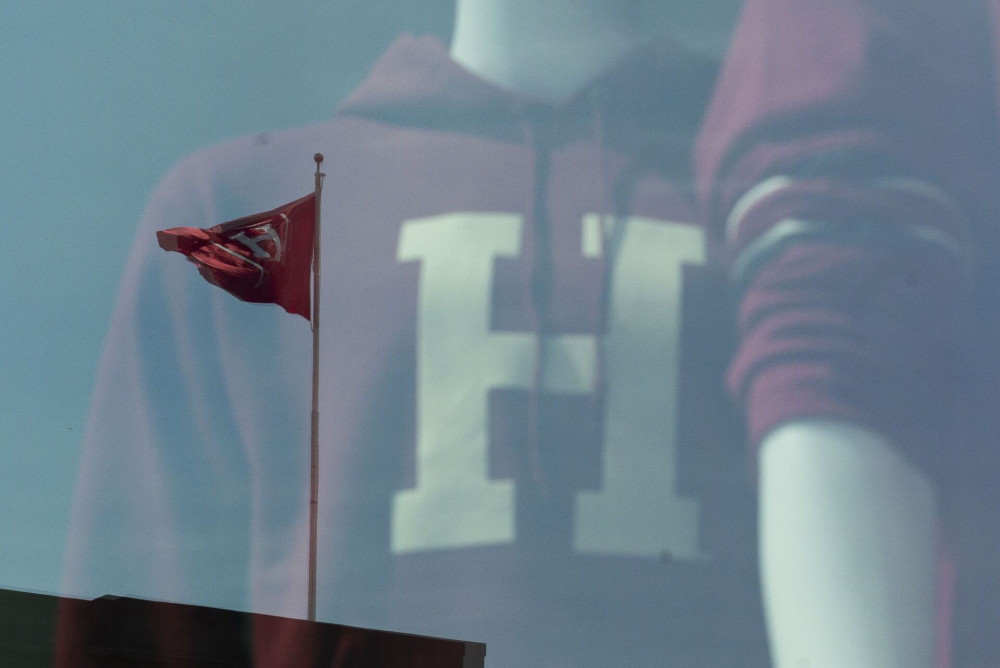 Κλιμακώνεται η κόντρα Τραμπ-Χάρβαρντ: η κυβέρνηση ακυρώνει συμβάσεις ύψους 100 εκατ. δολαρίων