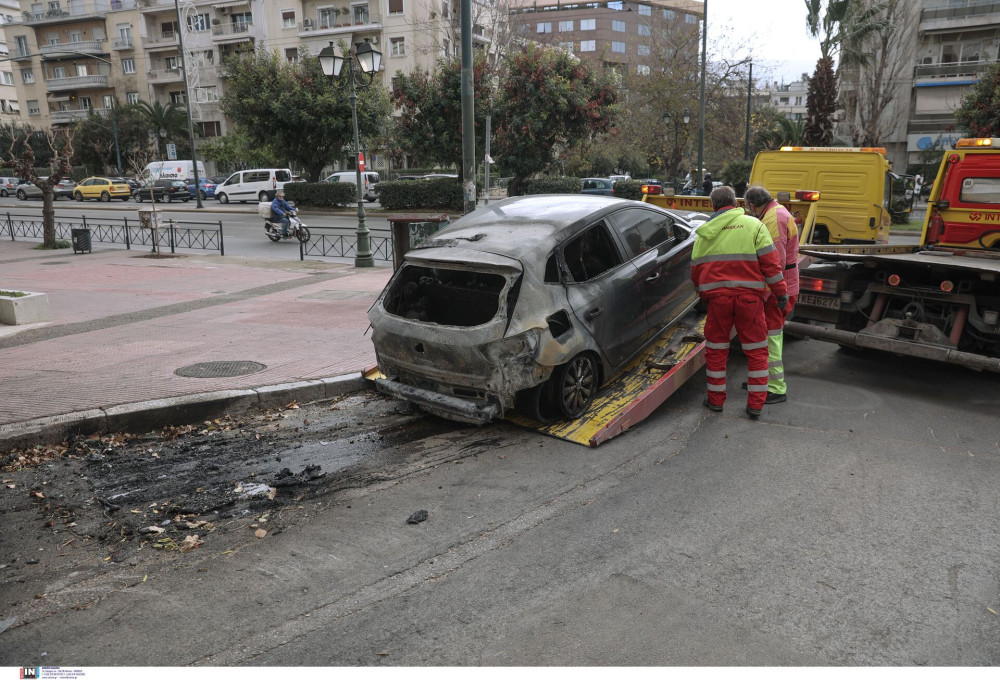 Εμπρησμός αυτοκινήτου στη Θεσσαλονίκη - Προκλήθηκαν ζημιές σε άλλα δύο ΙΧ (video)