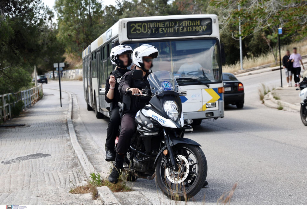 Πολυτεχνειούπολη: κουκουλοφόροι  χτυπούν νεαρό πεσμένο στο έδαφος (video)