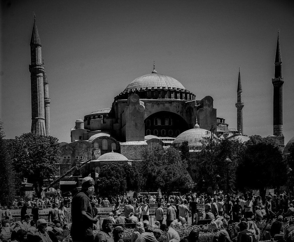 Σαν σήμερα ο θόλος της Αγίας Σοφίας στην Κωνσταντινούπολη καταρρέει από σεισμό