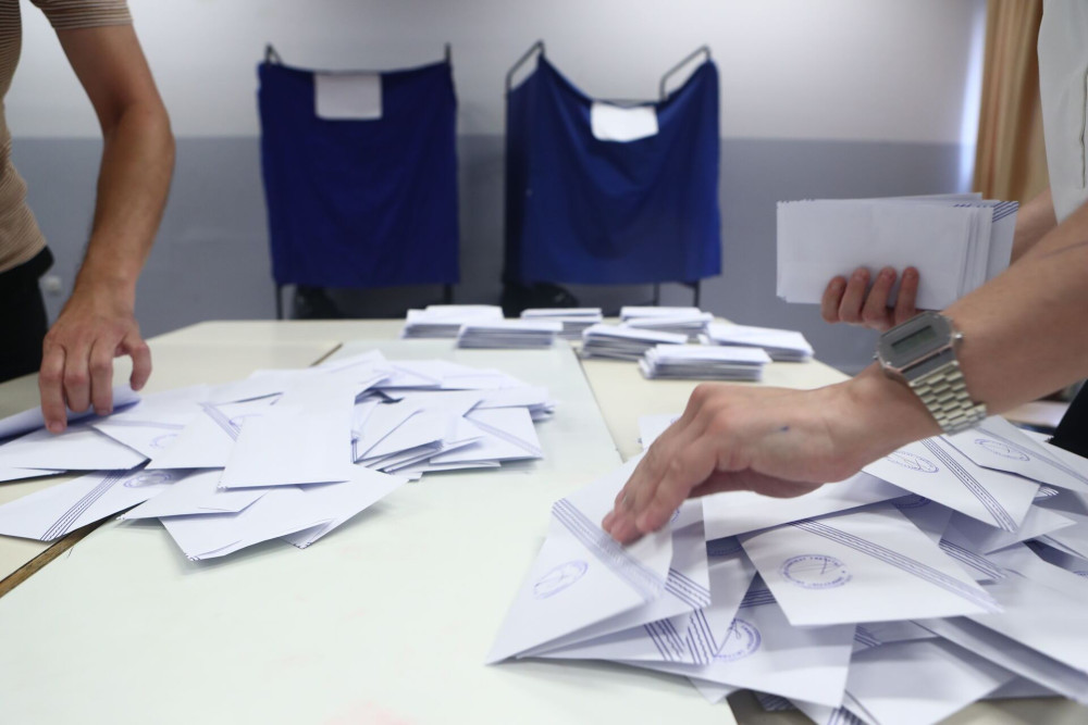 Opinion Poll: Απόλυτη κυριαρχία Κυριάκου Μητσοτάκη και στην Αττική - Οριακά διψήφιο ΠΑΣΟΚ, κυνηγάει τον Αλέξη Τσίπρα