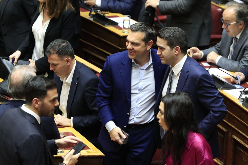 Η κοινωνία ζητάει λύσεις, η Κεντροαριστερά… χτενίζεται