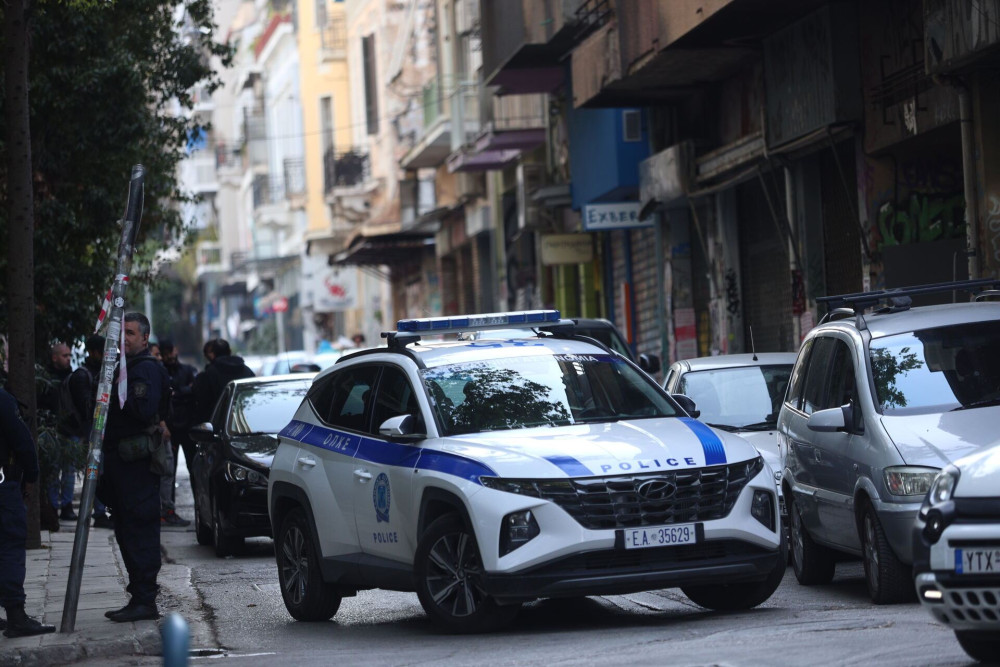 Ανθρωποκυνηγητό της ΕΛΑΣ για τον 40χρονο με την καπαρτίνα που στήνει καρτέρι σε ανήλικες (video)