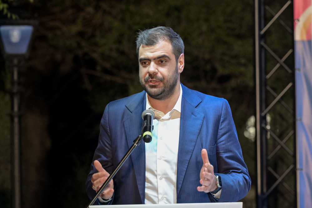 Μαρινάκης: Ο δήμαρχος Πατρέων ξήλωσε πινακίδα σε σχολείο, γιατί ανακαινίστηκε από «κακές τράπεζες»