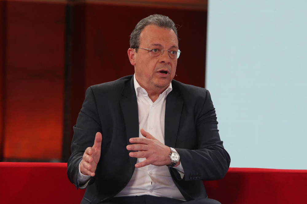 Φάμελλος: ο μηνυτής της Ομάδας Αλήθειας ξεχνά την υπόγα της Κουμουνδούρου