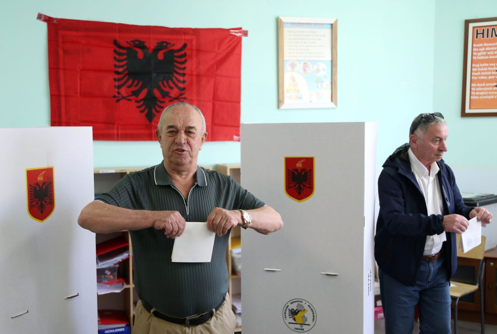 Έκλεισαν οι κάλπες στην Αλβανία - Προσεγγίζει το 58% η αποχή