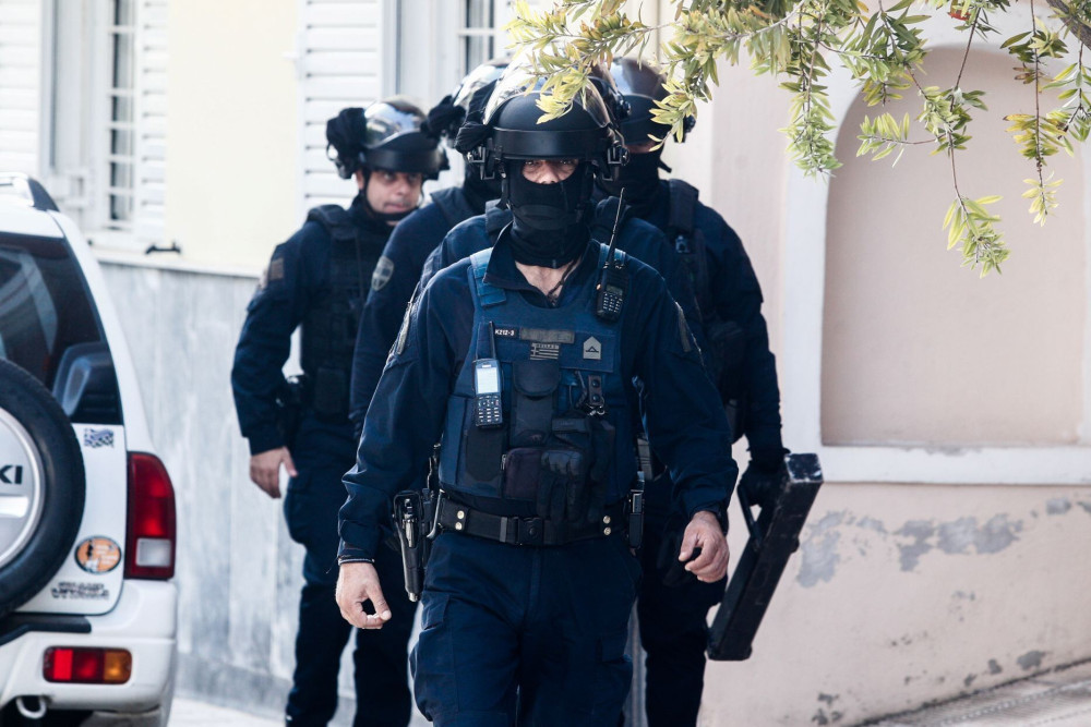 Επιχείρηση της ΕΛΑΣ στον Ασπρόπυργο - Πυροβολισμοί σε καταυλισμό Ρομά - 17 συλλήψεις