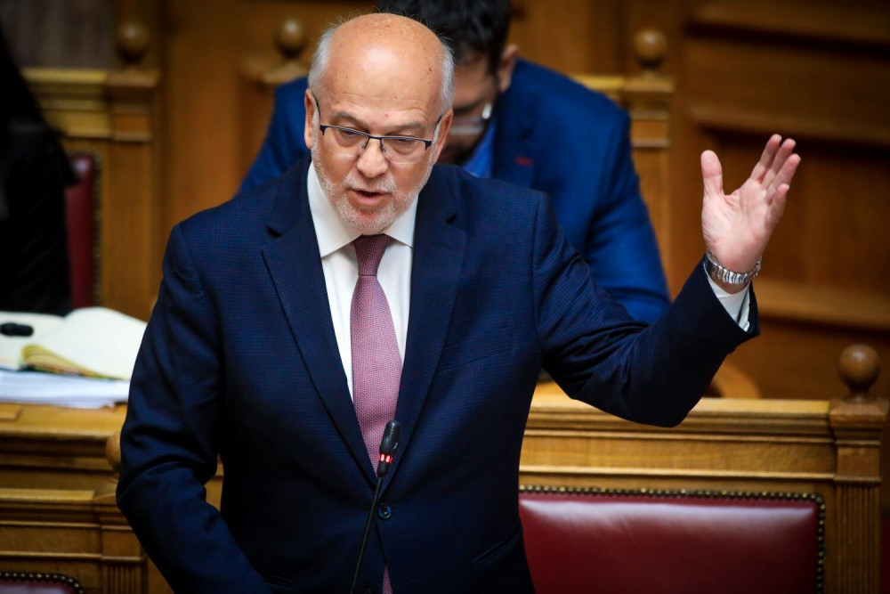 Σύγκρουση χωρίς φρένα: ο Φλωρίδης ξεγυμνώνει τη συνωμοσιολογία Βελόπουλου για τα Τέμπη