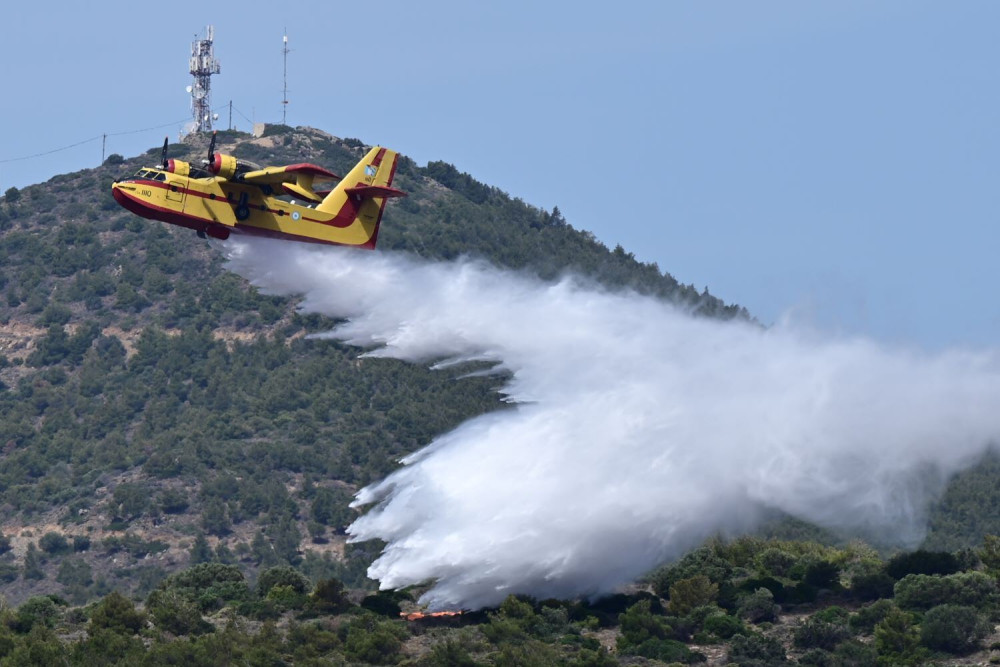 Φωτιά στην Παλαιά Φώκαια - Μήνυμα 112 για εκκένωση προς Λαγονήσι