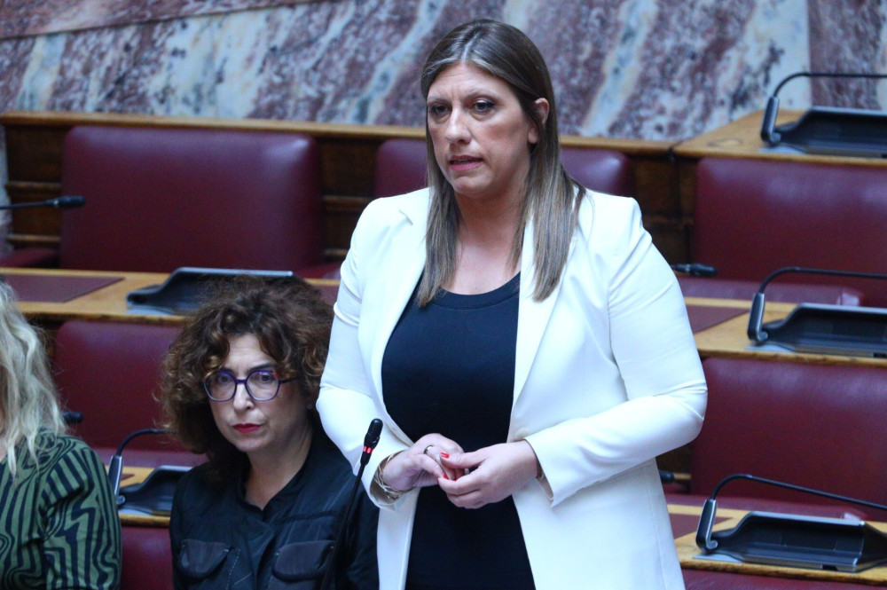 Η Κωνσταντοπούλου στοχοποιεί ξανά με χυδαιότητες τον καθηγητή Καρώνη για το πόρισμα των Τεμπών