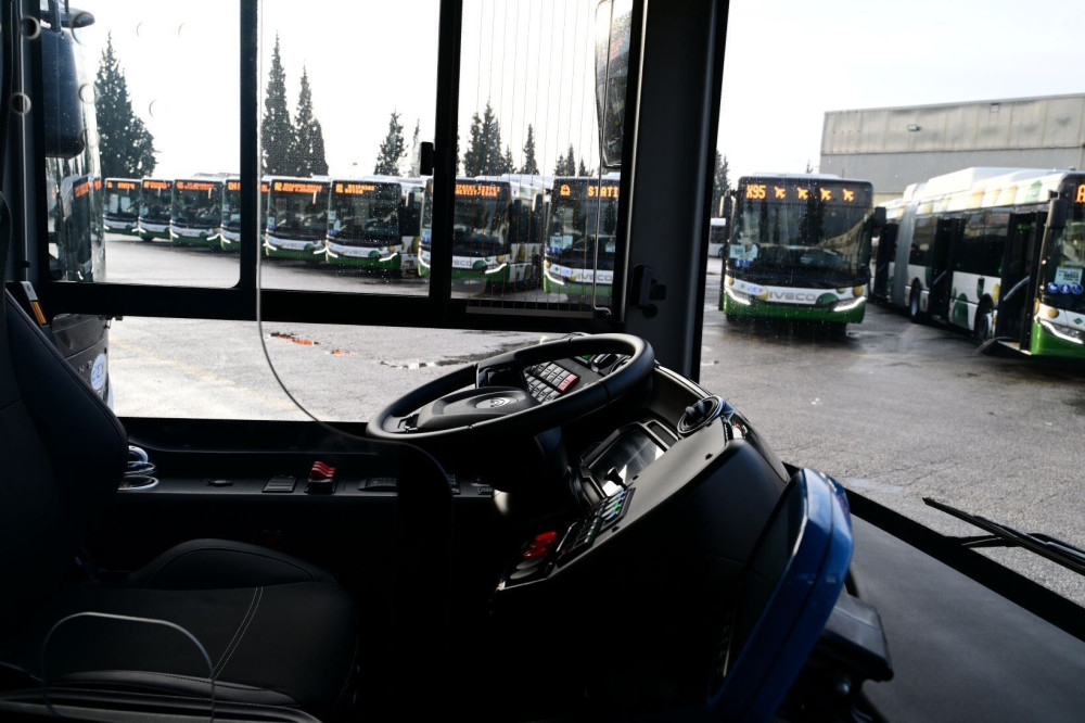 Σοκαριστική επίθεση με τσιμεντόλιθο σε οδηγό λεωφορείου - «Έχω ρωγμή στο κρανίο»