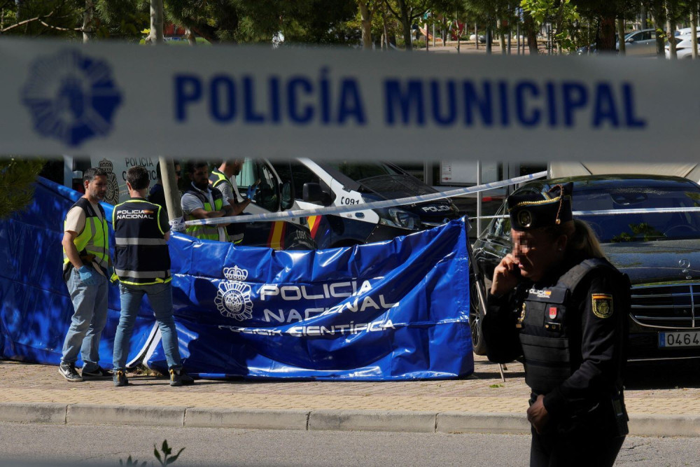 Νεκρός Ουκρανός πολιτικός από πυρά έξω από σχολείο της Μαδρίτης