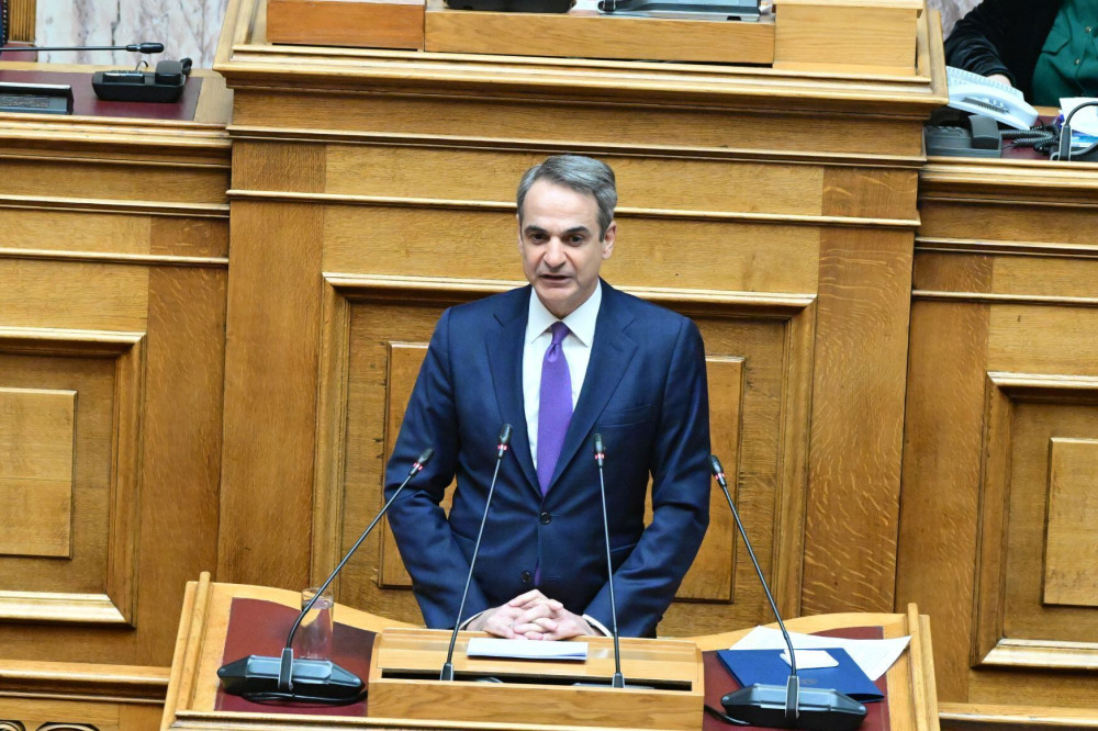 Ο Μητσοτάκης δείχνει τον δρόμο και οι άλλοι αρχηγοί κοιτούν το δάχτυλο