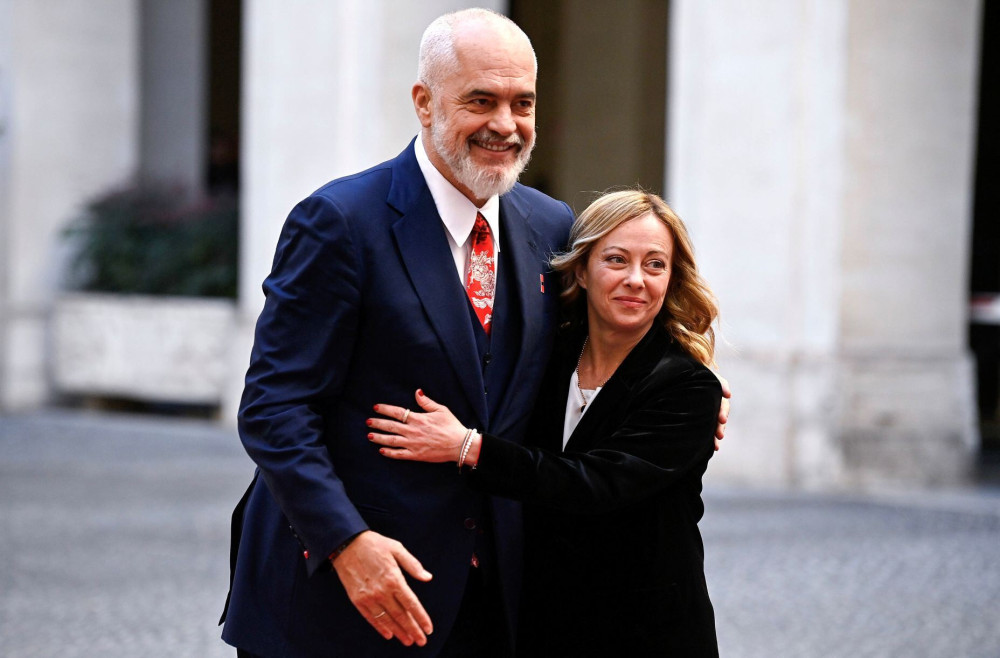 Ο Έντι Ράμα υποδέχτηκε την Μελόνι γονατιστός - Πώς τον αντιμετώπισε (video)