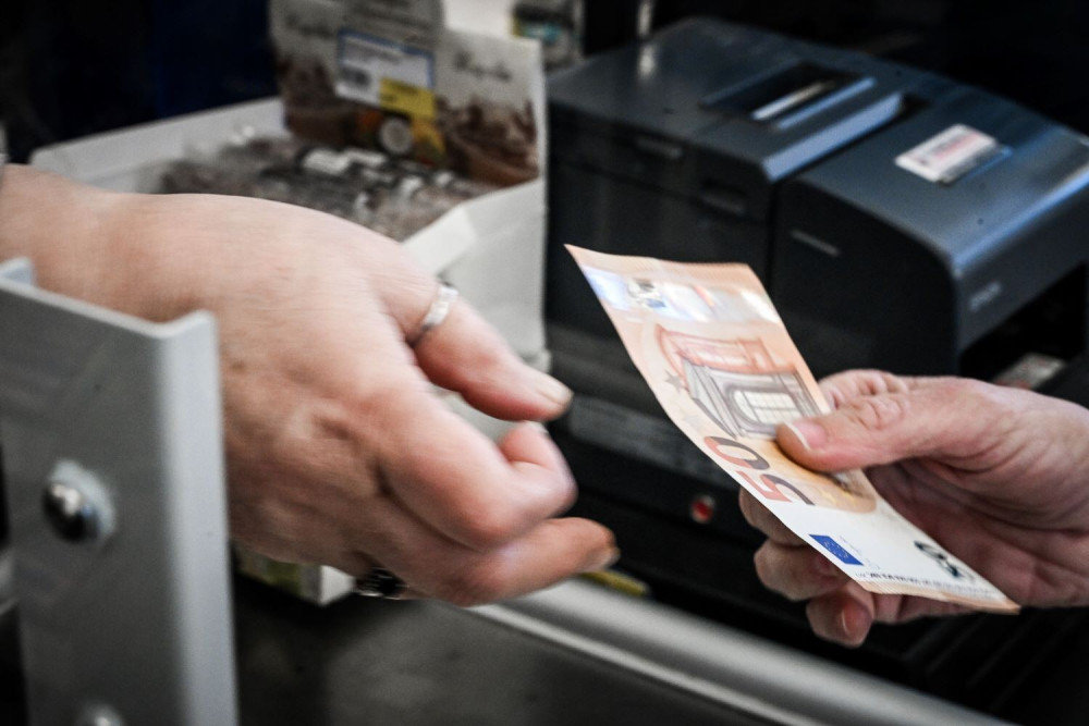 Την Παρασκευή πληρώνονται τα κοινωνικά επιδόματα από τον ΟΠΕΚΑ