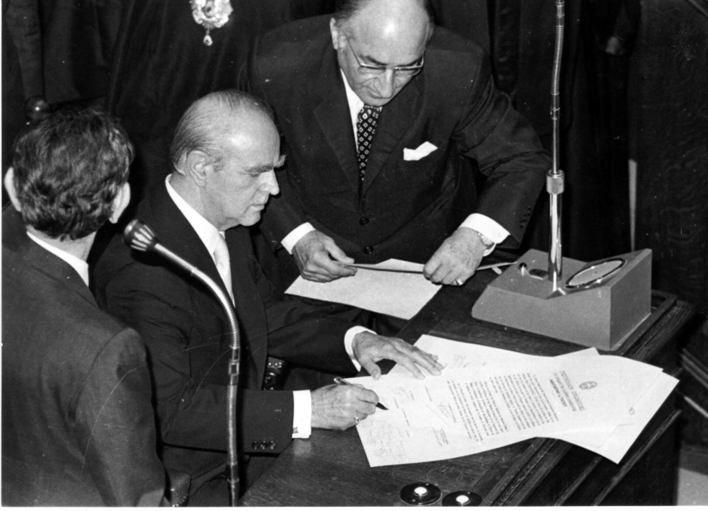 Σαν σήμερα το 1979 η Ελλάδα «μπαίνει» στην ΕΟΚ διά χειρός Καραμανλή (video)