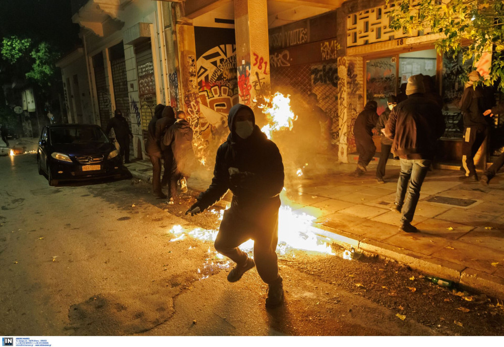 Εξάρχεια: φωτιές σε κάδους και πέτρες κατά πυροσβεστών - Δύο συλλήψεις