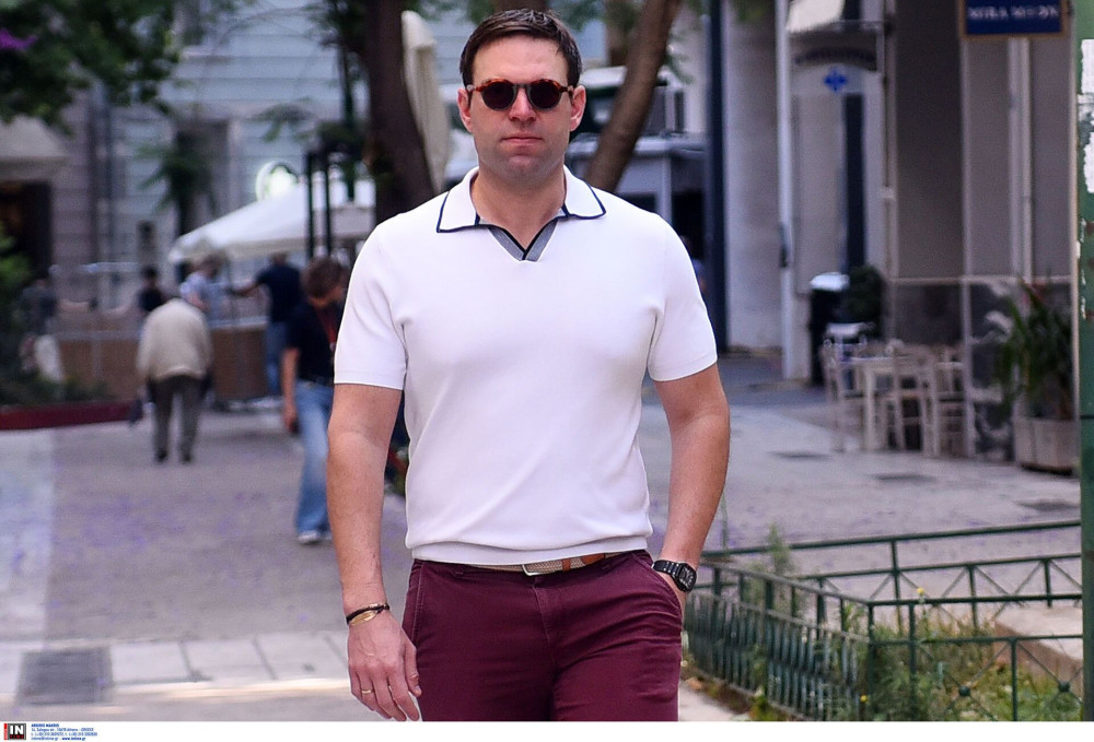 Αφού δεν τους βγαίνει με την πολιτική, το ρίξανε στη... yoga (κυριολεκτικά)