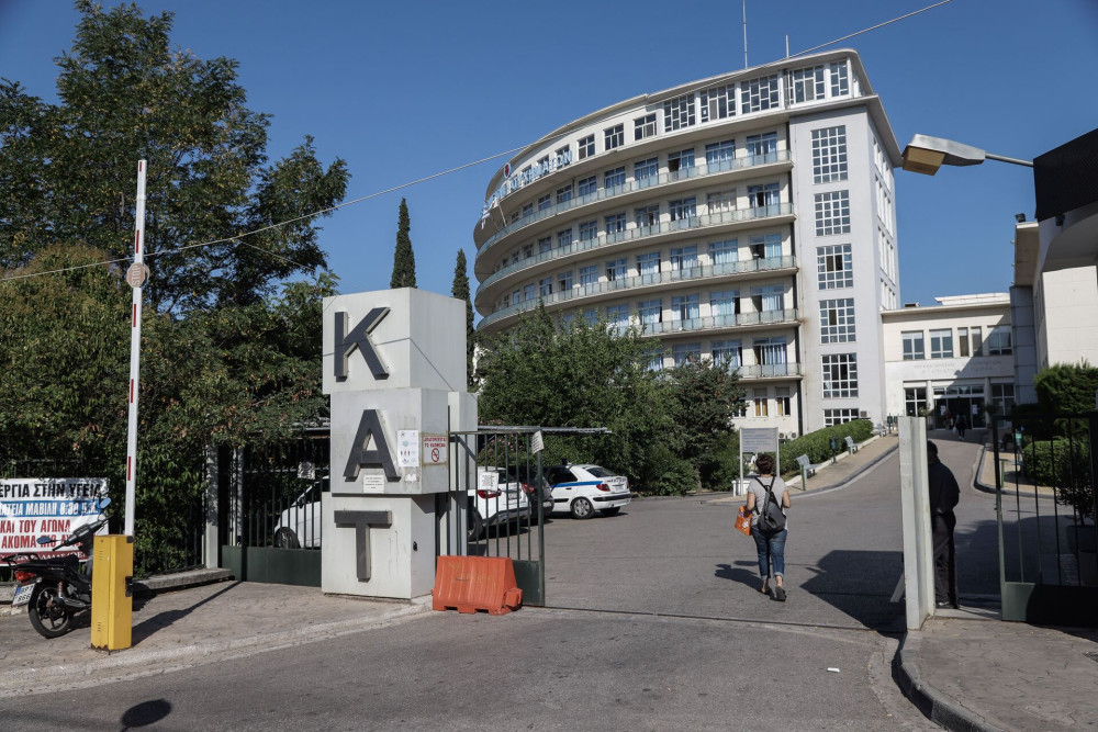 Χειροπέδες σε δύο άντρες στο ΚΑΤ - Απείλησαν ασθενή με ψεύτικο πιστόλι