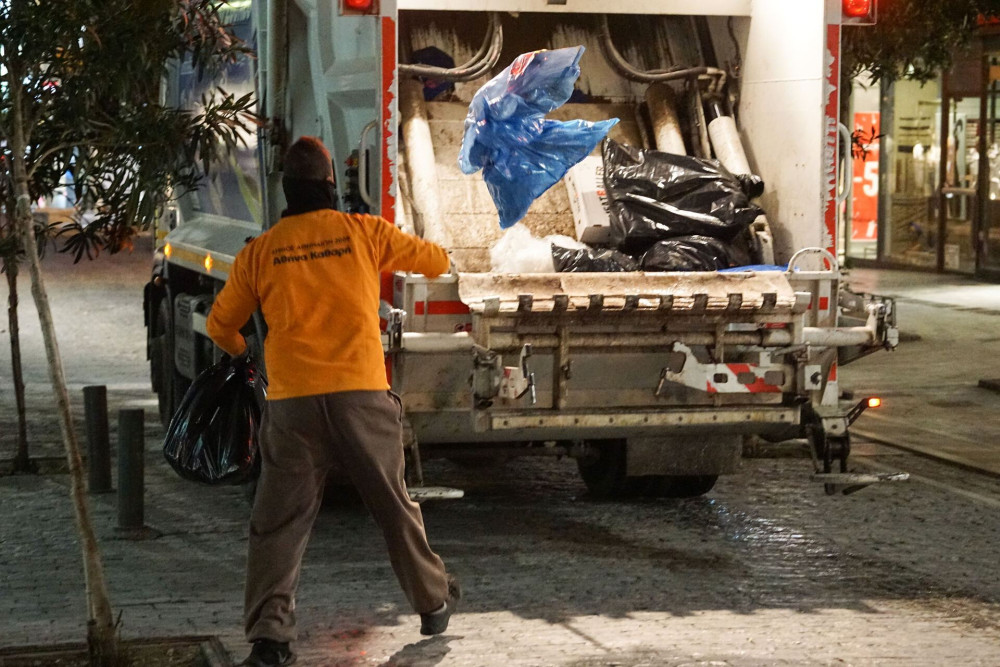 Κυψέλη: επιτέθηκαν με γροθιές και κλοτσιές σε υπάλληλο καθαριότητας του δήμου