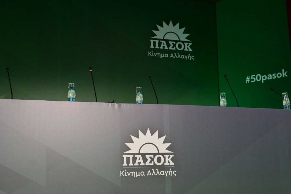 Με λαϊκισμό και «λεφτόδεντρα» το ΠΑΣΟΚ ψαρεύει στα θολά νερά του κέντρου