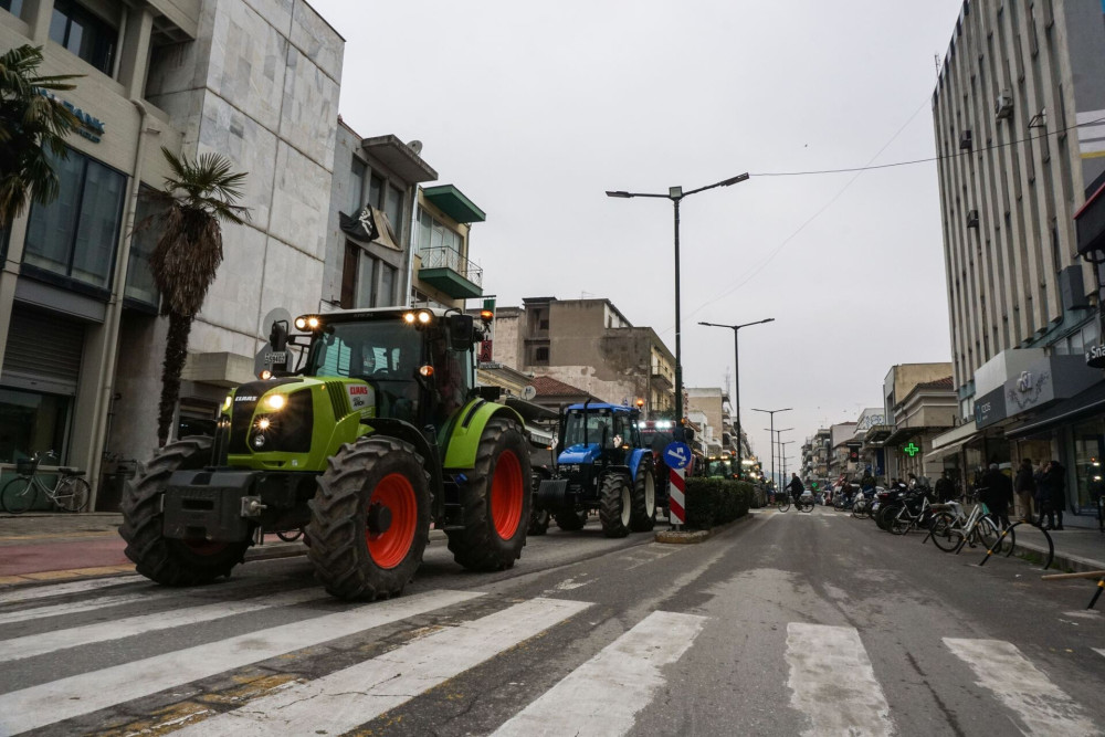 Έστησαν το πρώτο μπλόκο οι αγρότες της Κρήτης
