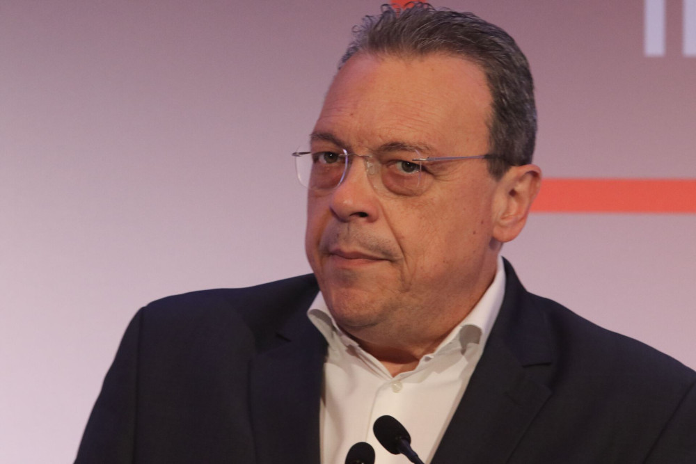 Φάμελλος κατά πάντων: κατώτερο των περιστάσεων το ΠΑΣΟΚ, «δεκανίκι» η Πλεύση της Ζωής
