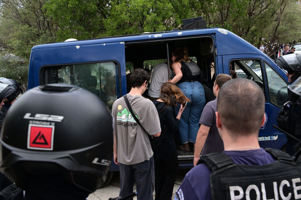 Προσαγωγή 15 μελών της Νέας Αριστεράς που ύψωσαν τη σημαία της Παλαιστίνης στην Ακρόπολη