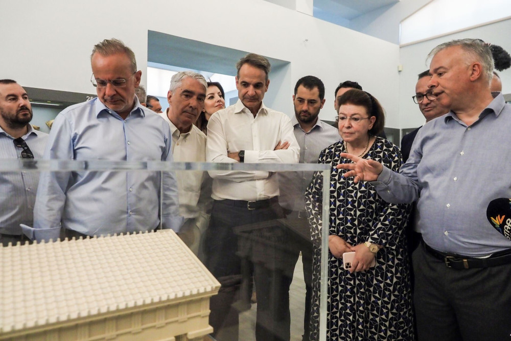 Στην Εύβοια ο Κυριάκος Μητσοτάκης: πρώτη στάση στον αρχαιολογικό χώρο της Ερέτριας