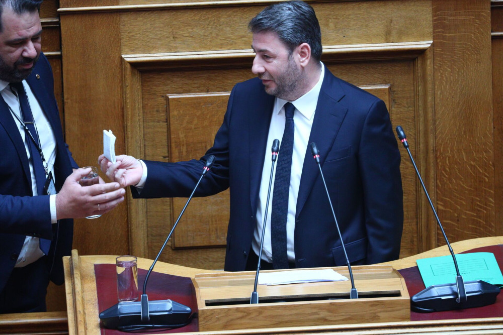 Δεν το ξέχασε το μαντίλι ο Μητσοτάκης, πρόεδρε Νίκο, σ’ το άφησε για να έχεις…
