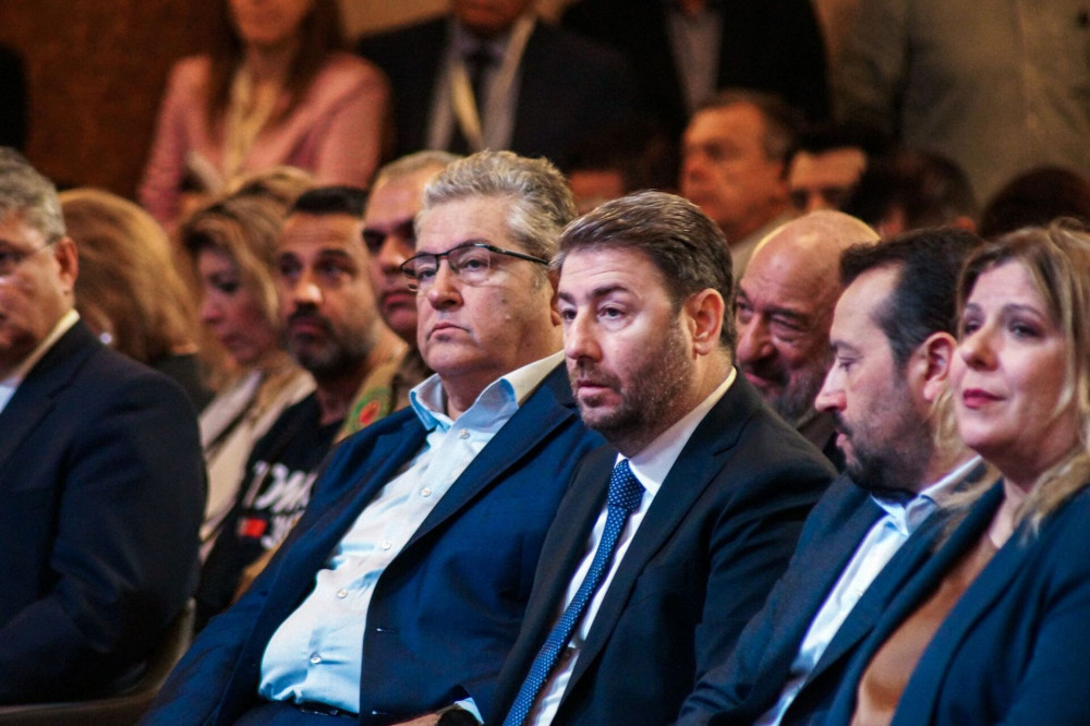 Μετωπική ΠΑΣΟΚ-ΚΚΕ: σφάζονται για Γάζα και συγκυβερνήσεις, μακριά από την κοινωνία...