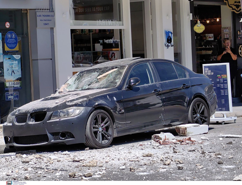 Ηράκλειο: κατέρρευσε τμήμα από ταράτσα στη Νέα Αλικαρνασσό - Ζημιές σε ΙΧ