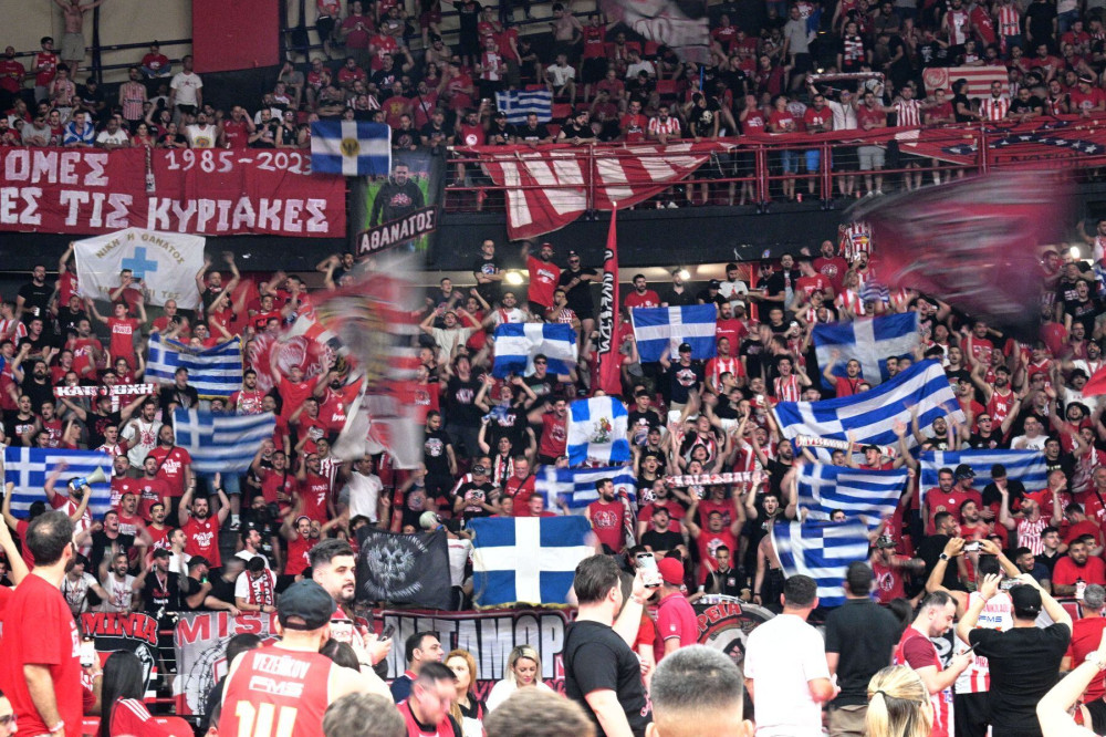 Ξεκίνησε ο μεγάλος τελικός στο ΣΕΦ - Αγώνας τίτλου για τους ερυθρόλευκους