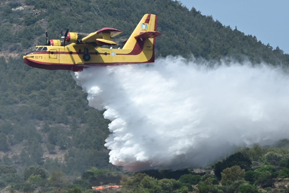 Φωτιά στη Ζάκυνθο, επιχειρούν 6 αεροσκάφη